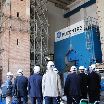 La delegazione uzbeka in uno dei laboratori Eucentre
