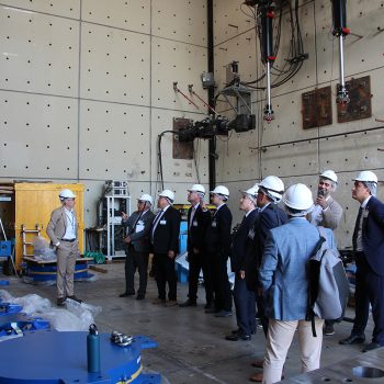 La delegazione uzbeka in uno dei laboratori Eucentre