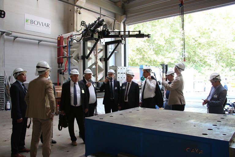 La delegazione uzbeka in visita presso i laboratori Eucentre