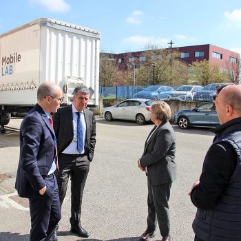 Prefetto e Vice Prefetto Pavia davanti a Mobilab Eucentre