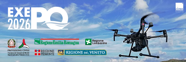 Particolare di drone in volo usato per esercitazione con logo EXE PO 2026
