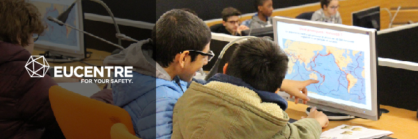 Particolare di studenti davanti a un computer durante una lezione sul rischio sismico in Eucentre.