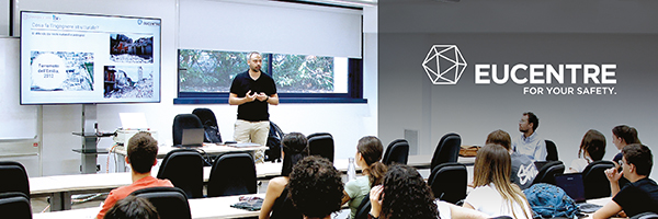 Ricercatore di Eucentre tiene una lezione a una classe di studenti studentesca