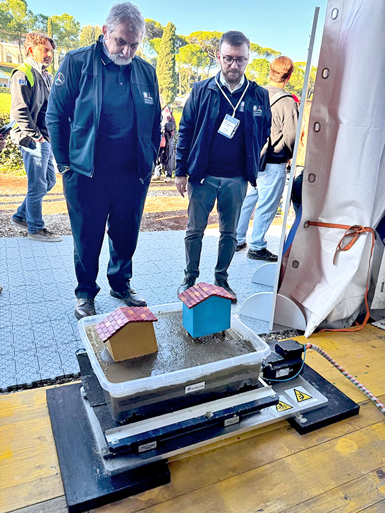 Il capo del Dipartimento della Protezione Civile Fabio Ciciliano osserva la tavola vibrante portatile di Eucentre mentre dimostra la liquefazione del suolo.