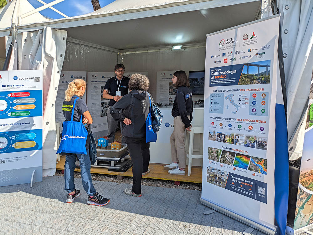 pubblico presso lo stand Eucentre