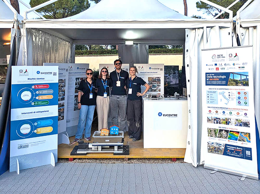 Foto di gruppo del team Eucentre allo stand. Da sinistra a destra: Giulia Fagà, Chiara Boselli, Alessandro Armanetti e Chiara Casarotti