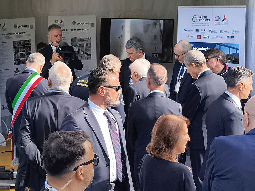 Il Presidente della Repubblica Italiana Sergio Mattarella osserva il funzionamento della tavola vibrante portatile di Eucentre